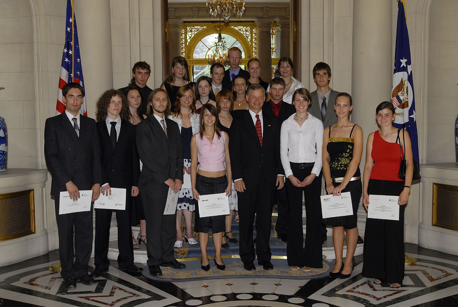 Studenti s velvyslanacem USA